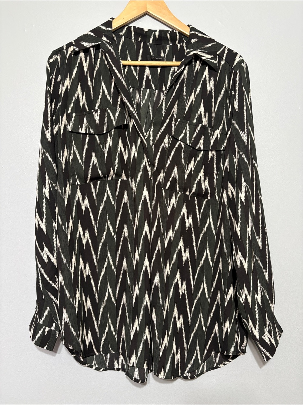 Ann Taylor Black green and White Chevron Blouse